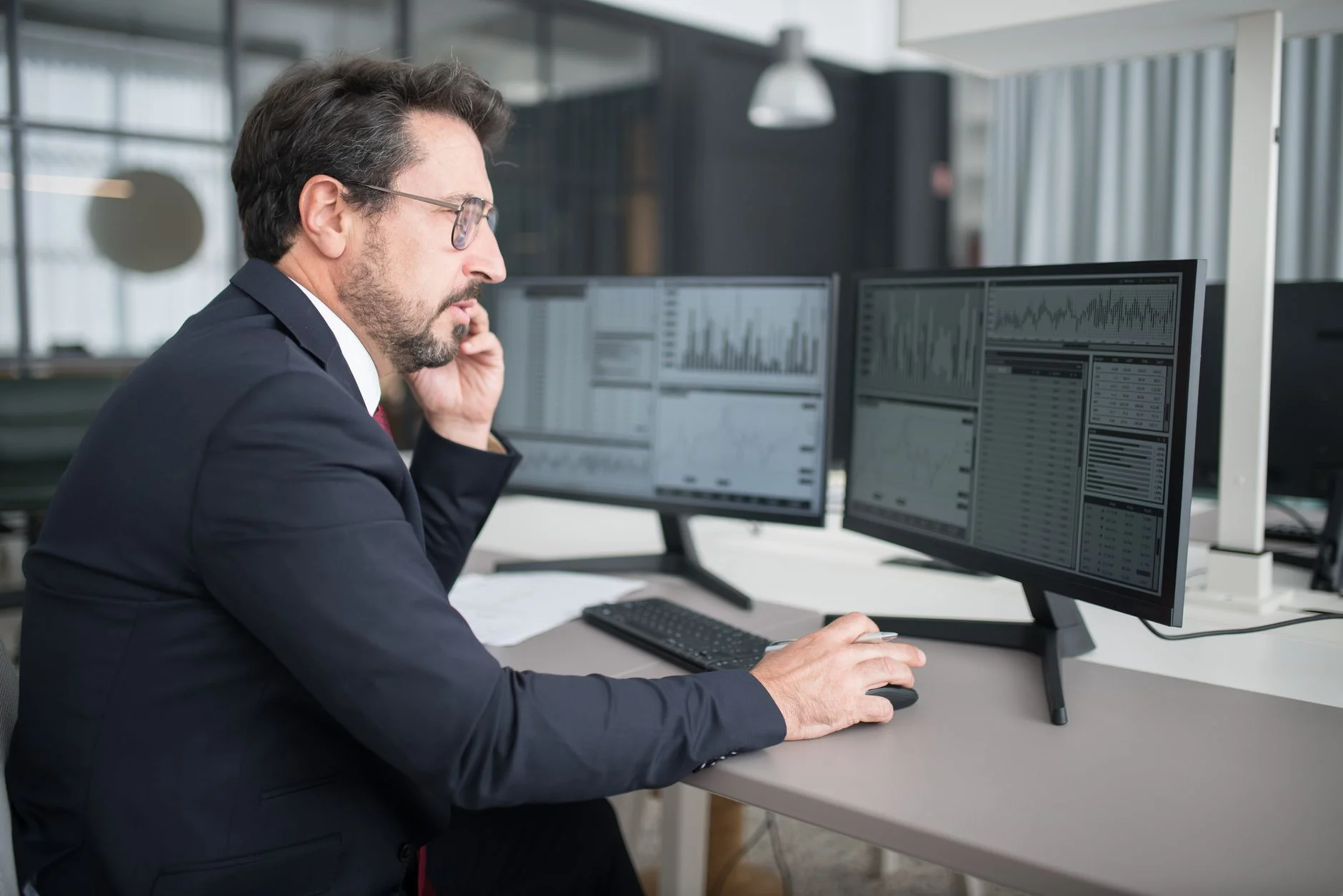 Analisis tecnico en pantalla de computadora - Cómo leer los gráficos para el trading: Claves del análisis técnico